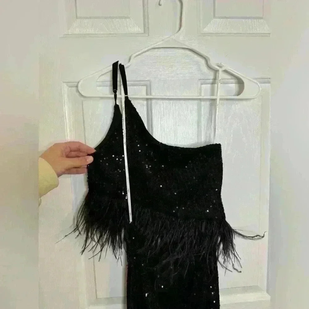 LULU’S NWT, shimmery perfection black sequin feather, one shoulder, size small - Picture 3 of 6
